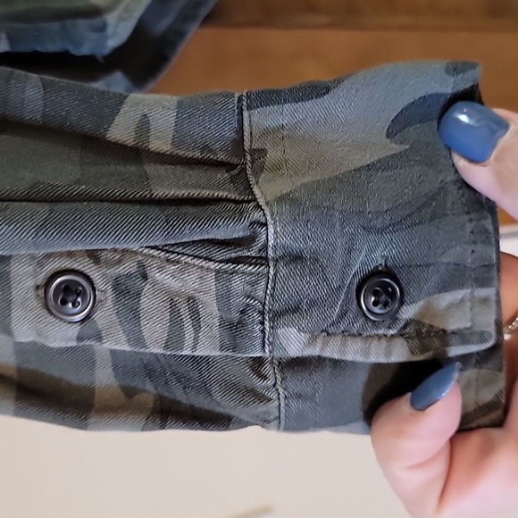 Camouflage Button-Up Shirt - Picture 4 of 6